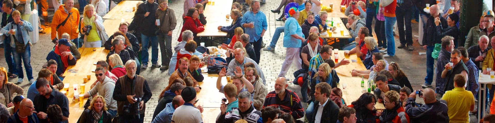 Marché aux poissons qui includes vues intérieures et marchés aussi bien que important groupe de personnes