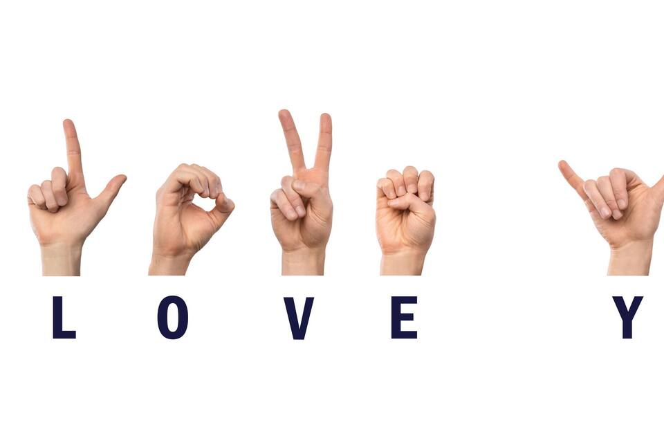 Uma sequência de gestos manuais soletrando "EU AMO VOCÊ", cada letra representada por um sinal de mão diferente.