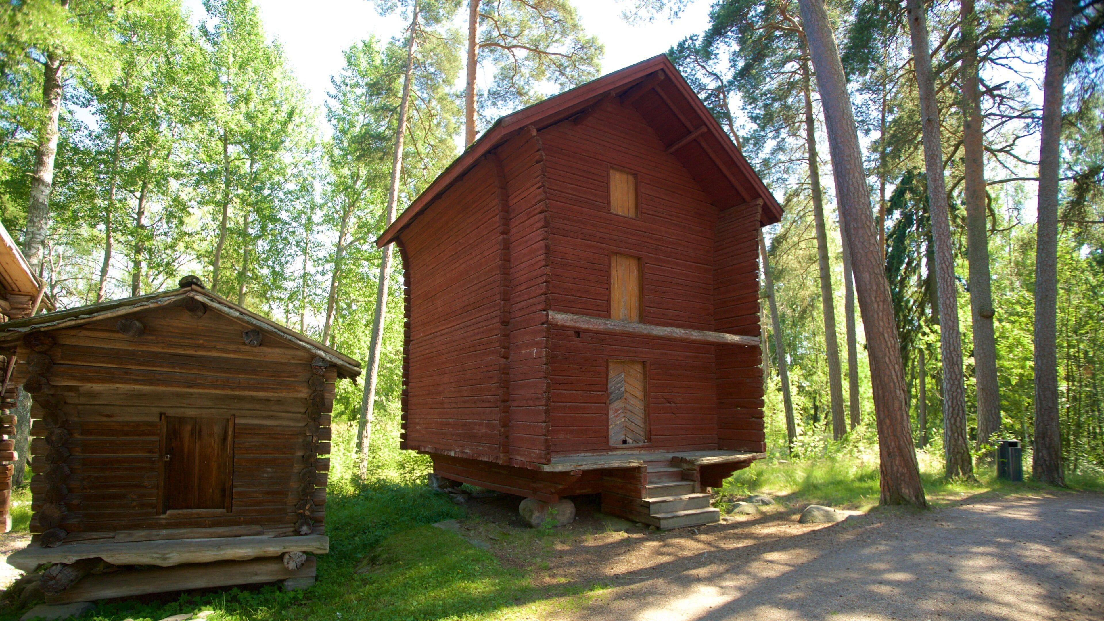 To træhytter i en skov.