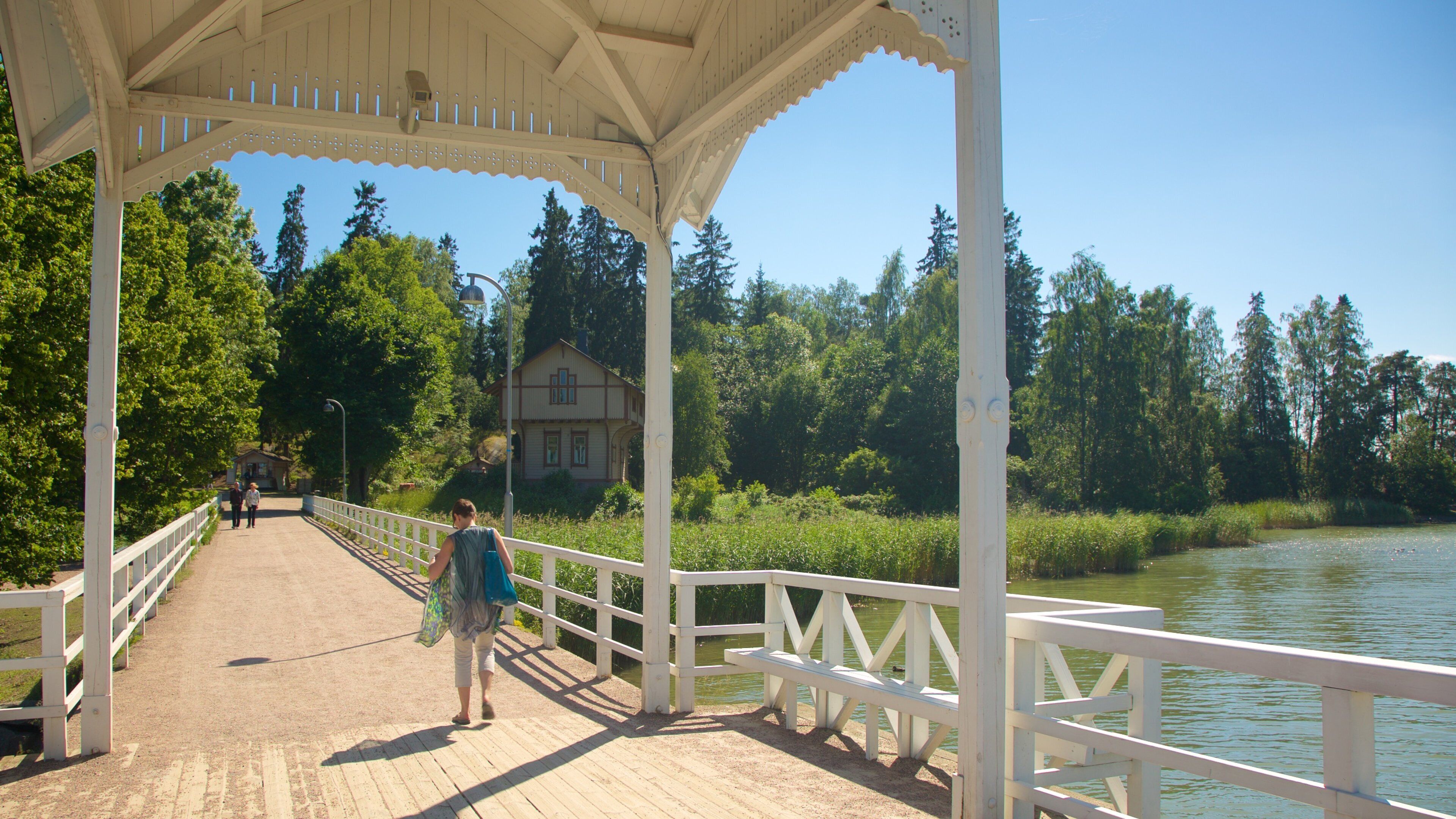 Museo al aire libre Seurasaari mostrando un lago o laguna y un puente