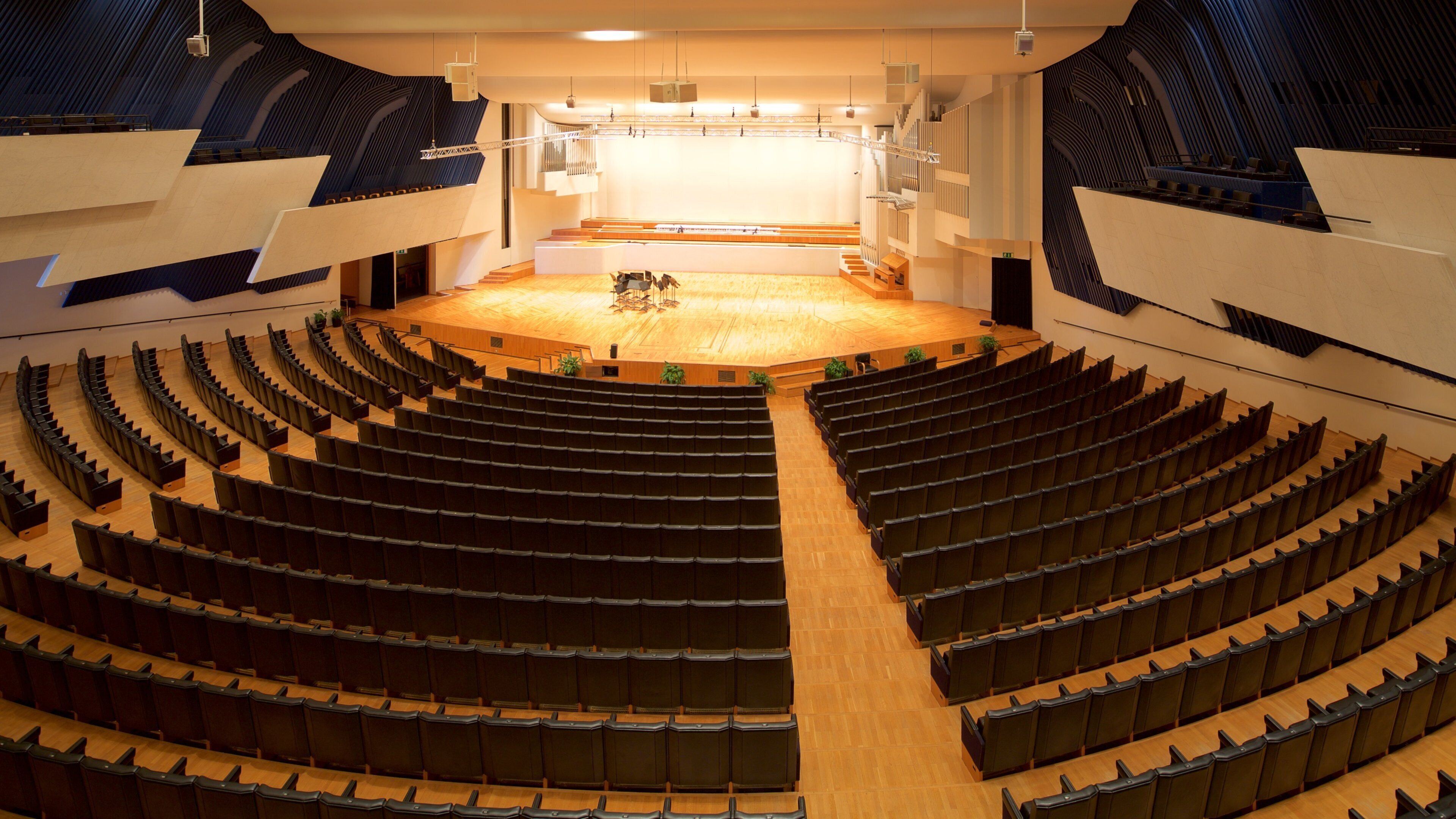 Finlandia-Halle welches beinhaltet moderne Architektur und Innenansichten