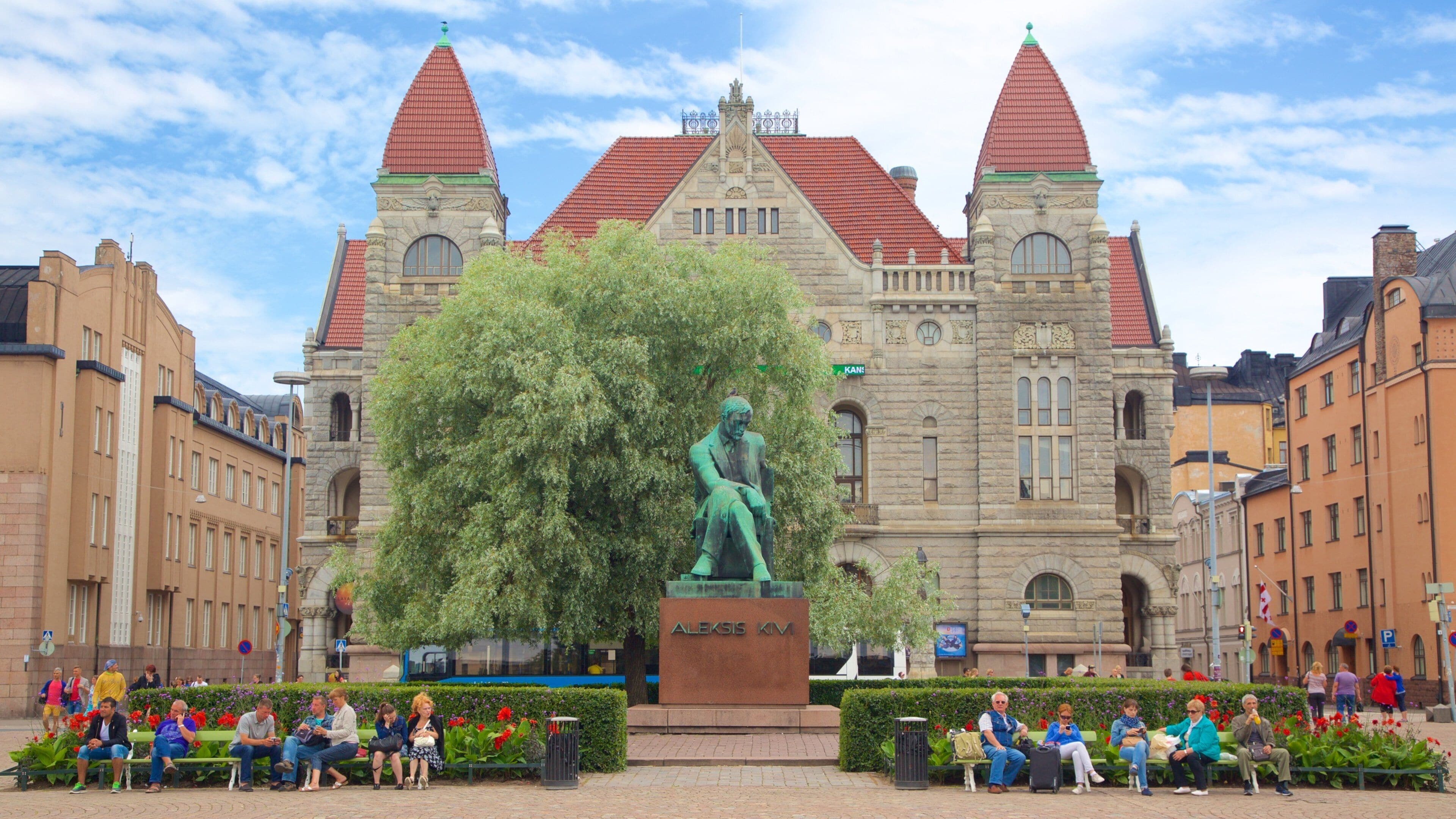 Nationalteatern som inkluderar en staty eller skulptur, historisk arkitektur och teaterscener