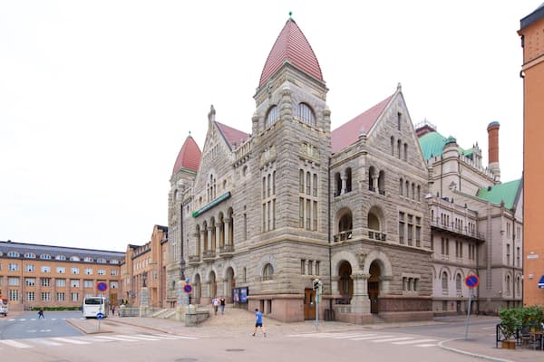 Det Nationale Teater og byder på teaterliv og historiske bygningsværker