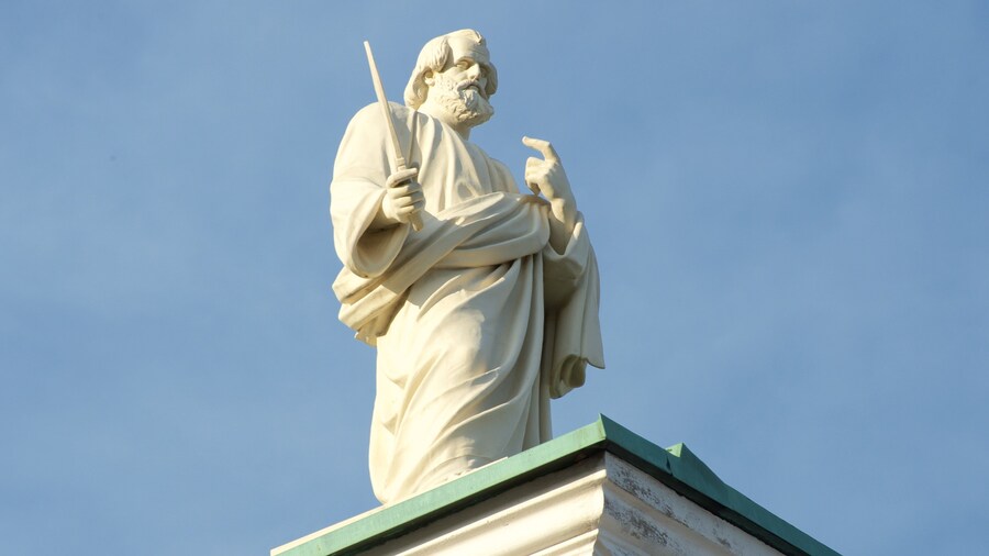Catedral de Helsinki que incluye una iglesia o catedral, una estatua o escultura y aspectos religiosos