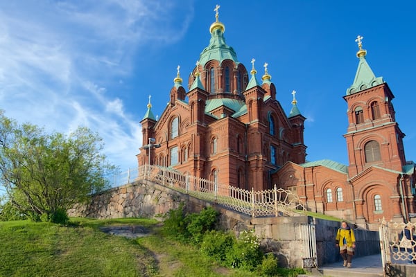 Uspenski-katedralen og byder på historiske bygningsværker og en kirke eller en katedral såvel som en kvinde
