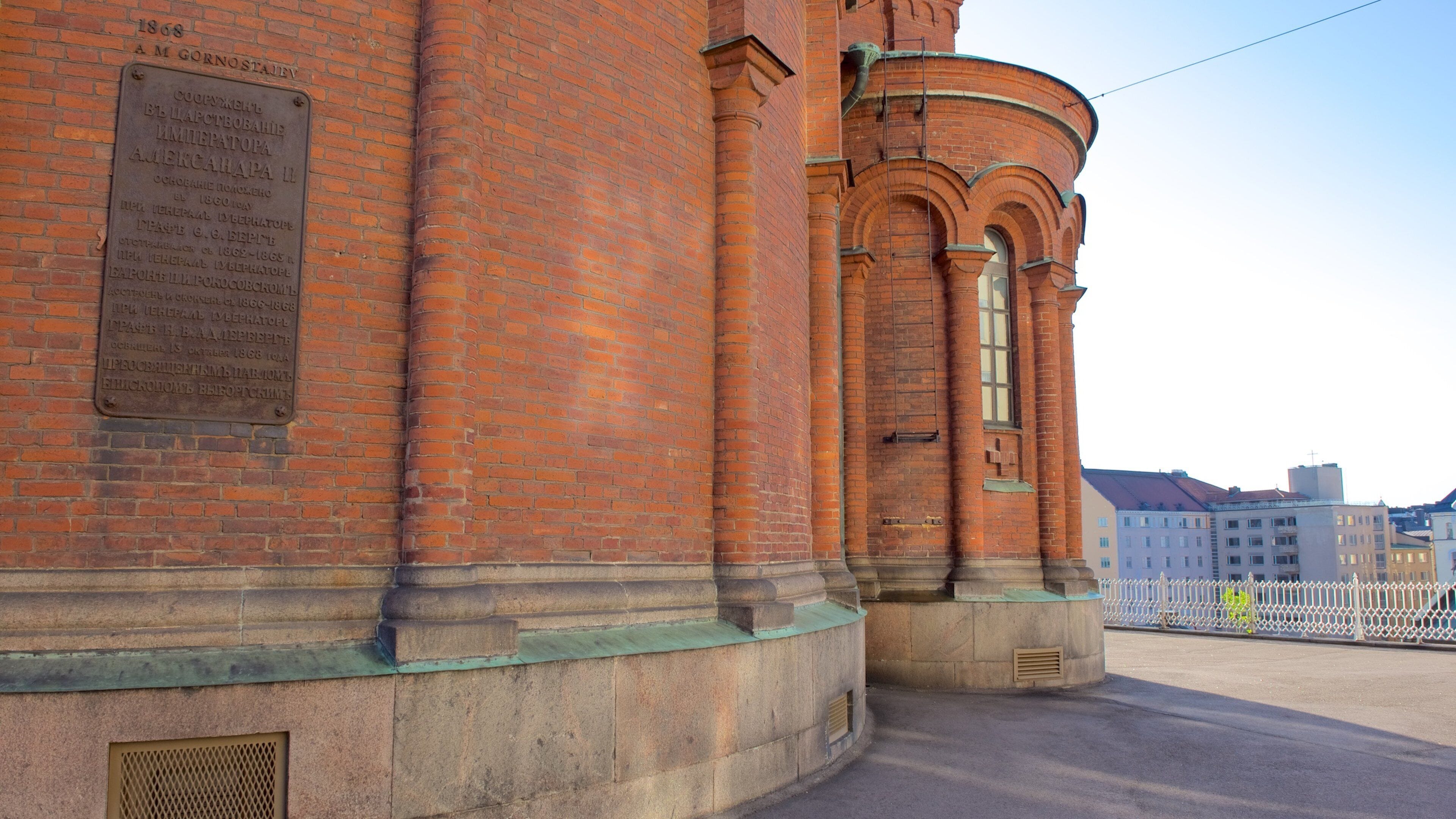 Uspenskij-katedralen presenterar skyltar och en kyrka eller katedral