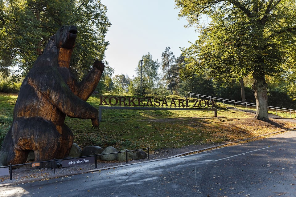Una gran estàtua d'un ós a l'entrada del Zoo de Hèlsinki.