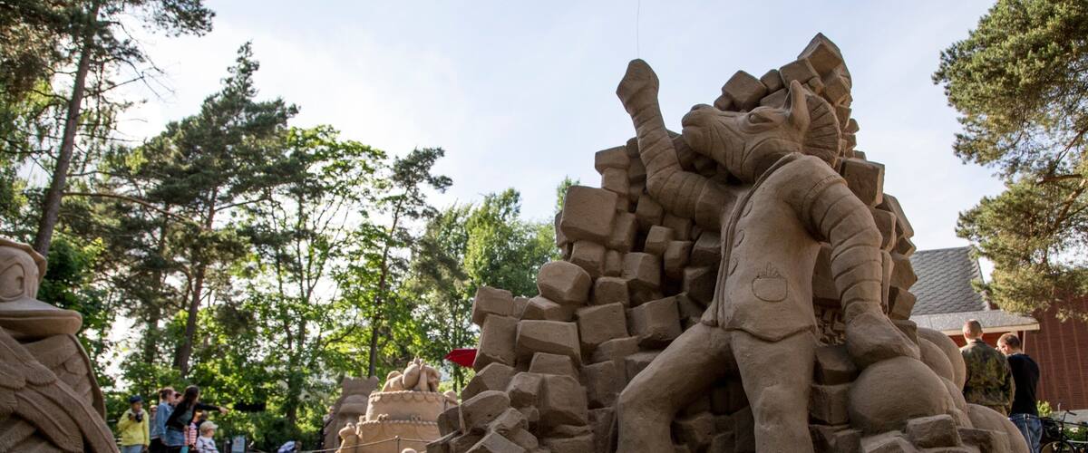 Zoológico de Helsinki mostrando uma estátua ou escultura