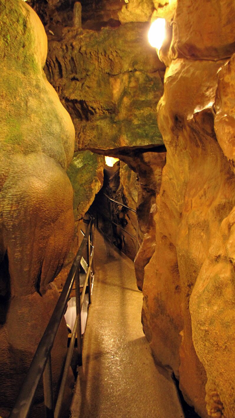The St. Beatus Caves are among the most popular destinations on Lake Thun. From the extensive cave system today about 14 kilometers explored. Of which 1 km due to electric lighting and secure paths is easy to walk through.