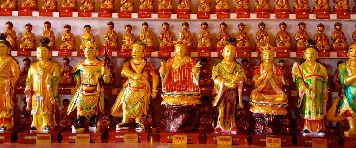 วัดพระพุทธรูปหมื่นองค์ เนื้อเรื่องที่ การตกแต่งภายใน, แง่มุมทางศาสนา และ วัดหรือสถานที่เคารพบูชา