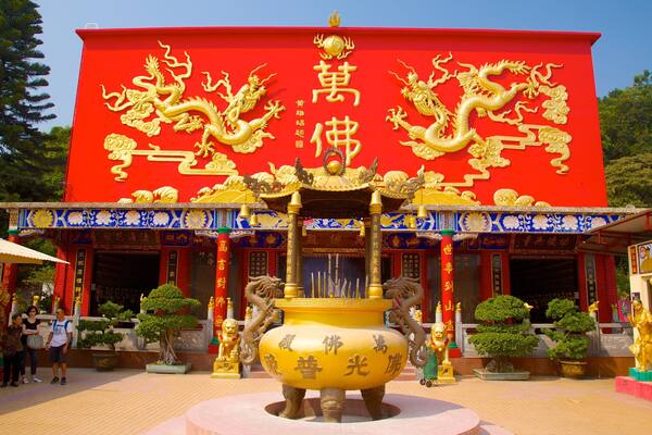 MonastĂšre des 10Â 000 Bouddhas montrant temple ou lieu de culte et aspects religieux