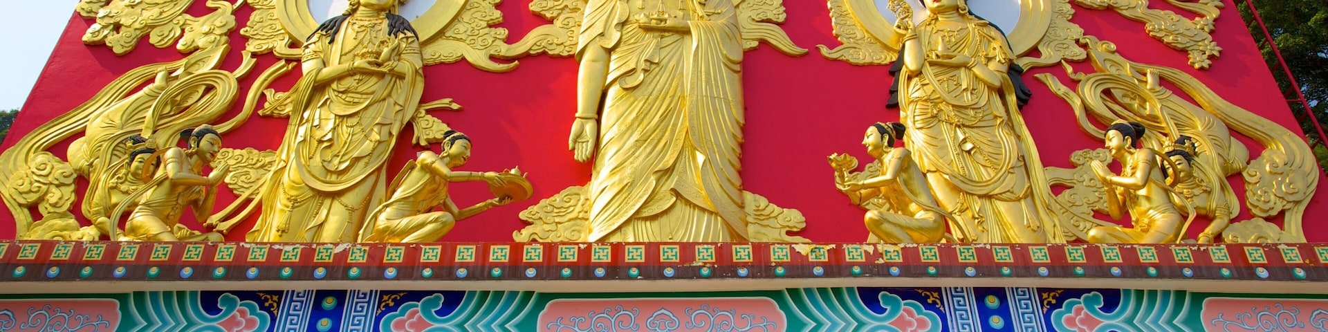 MonastÚre des 10 000 Bouddhas montrant éléments religieux et temple ou lieu de culte