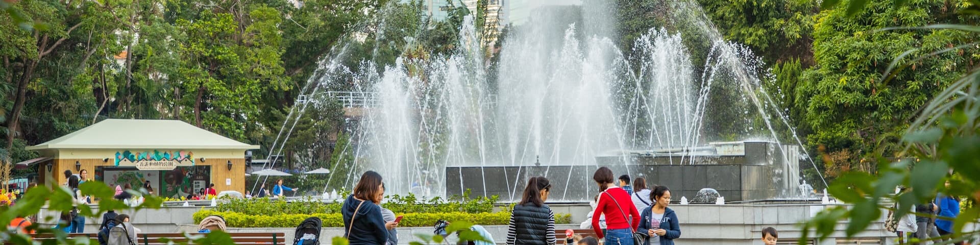 Hong Kong Zoo and Botanical Gardens featuring a fountain and a park as well as a family