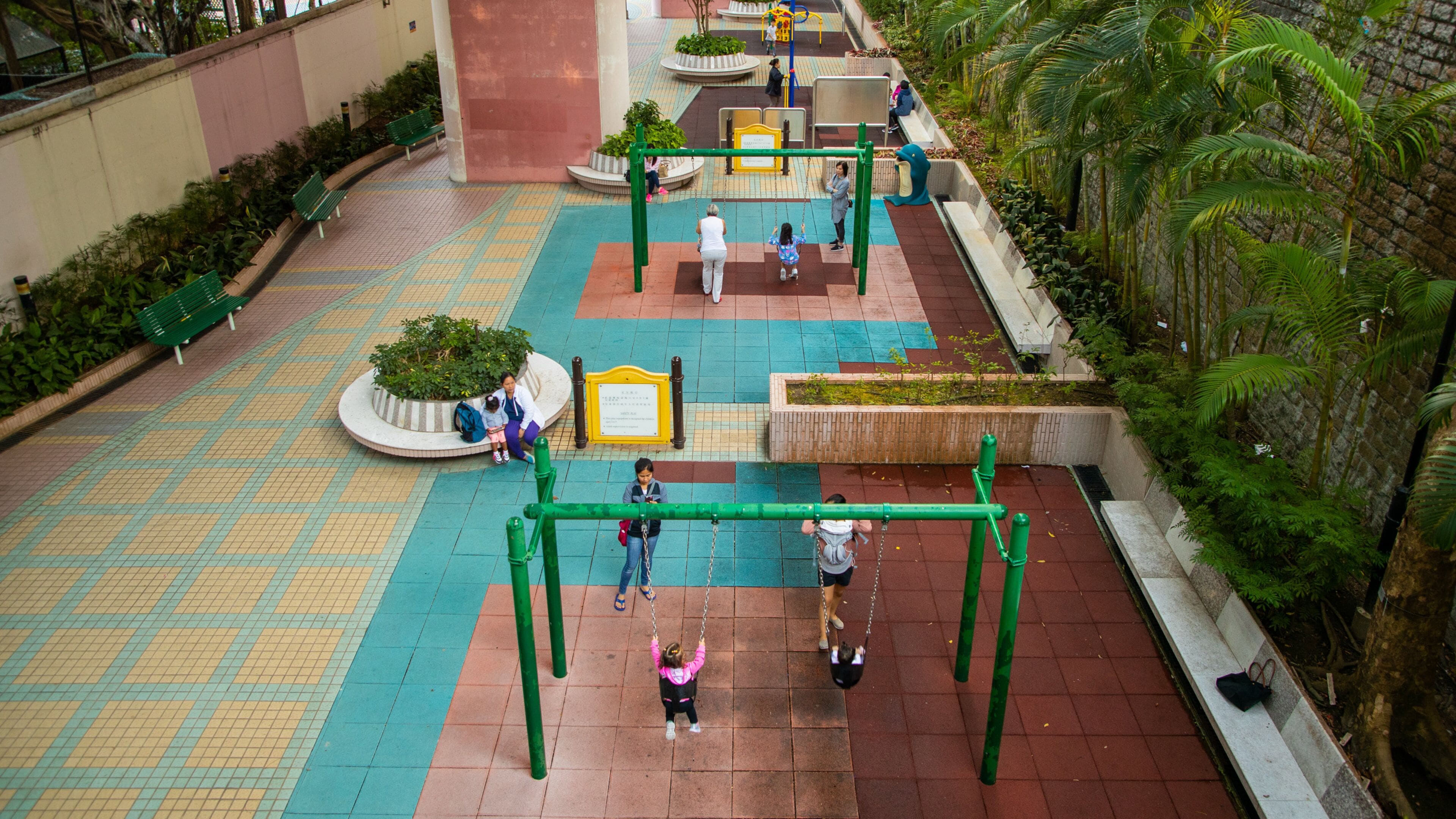 Hong Kong Zoo and Botanical Gardens featuring a playground as well as a family