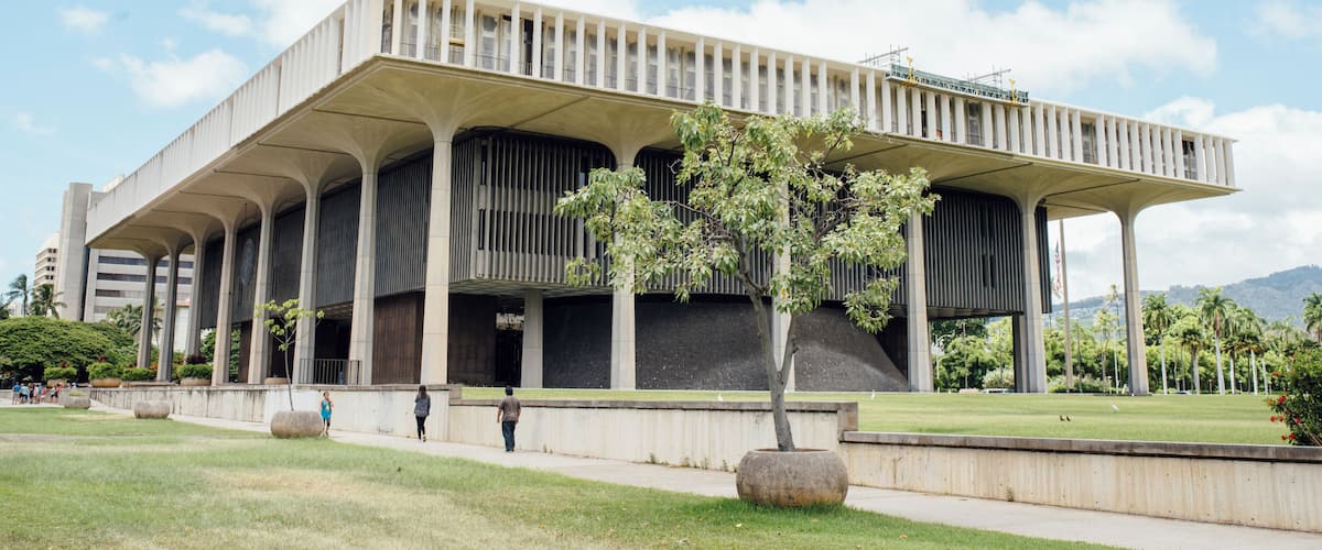 Honolulu_HawaiiStateCapitol_501225_01
