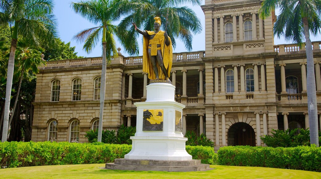 Iolani Palace showing tropical scenes, a statue or sculpture and chateau or palace