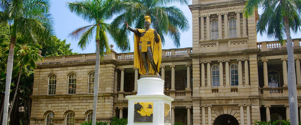 Iolani Palace que incluye patrimonio de arquitectura, un monumento y escenas tropicales