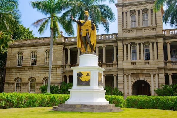 Iolani Palace which includes château or palace, tropical scenes and a statue or sculpture