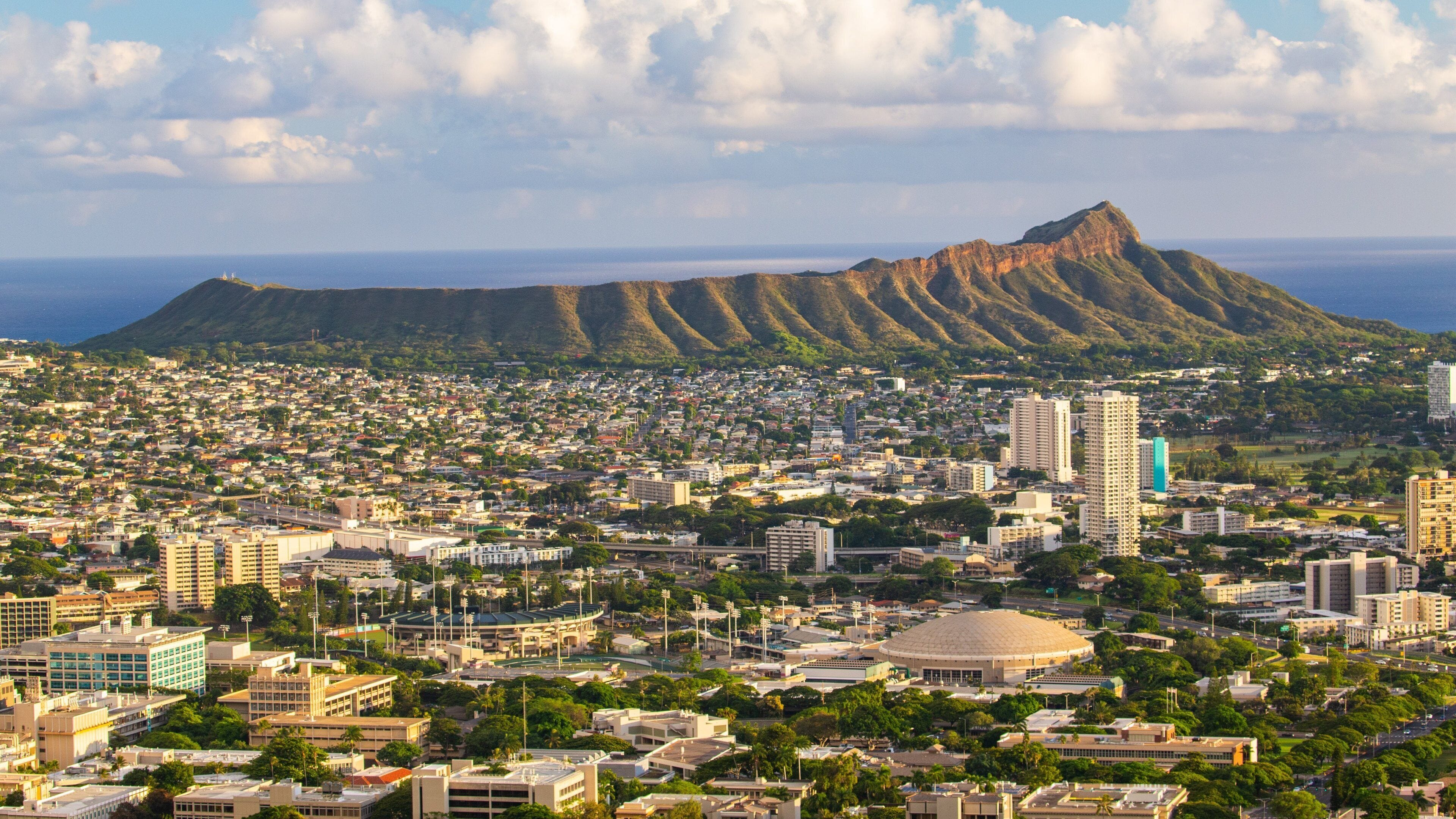 Diamond Head showing mountains, landscape views and a city