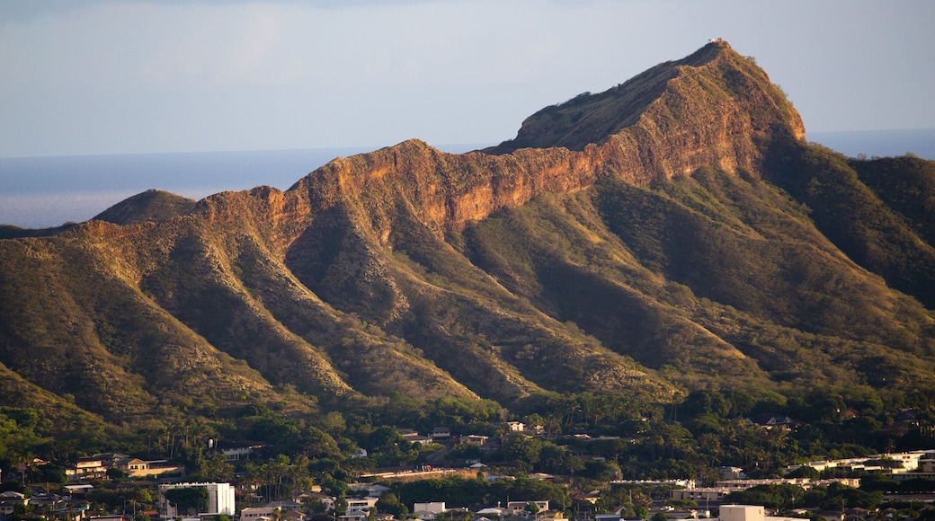 Diamond Head featuring mountains
