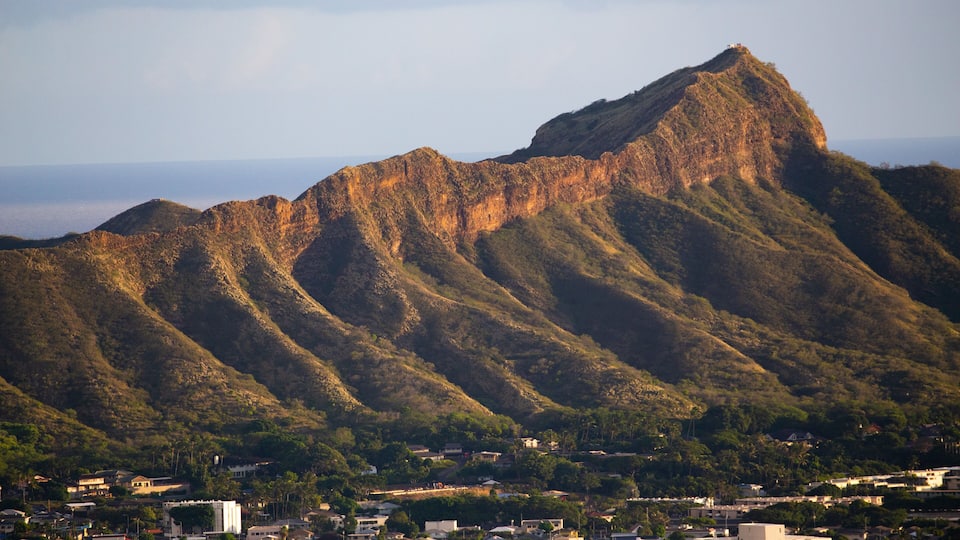 Diamond Head featuring mountains