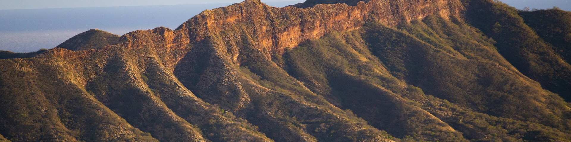 Diamond Head featuring mountains