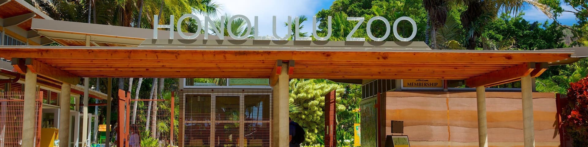 Honolulu Zoo which includes signage and zoo animals