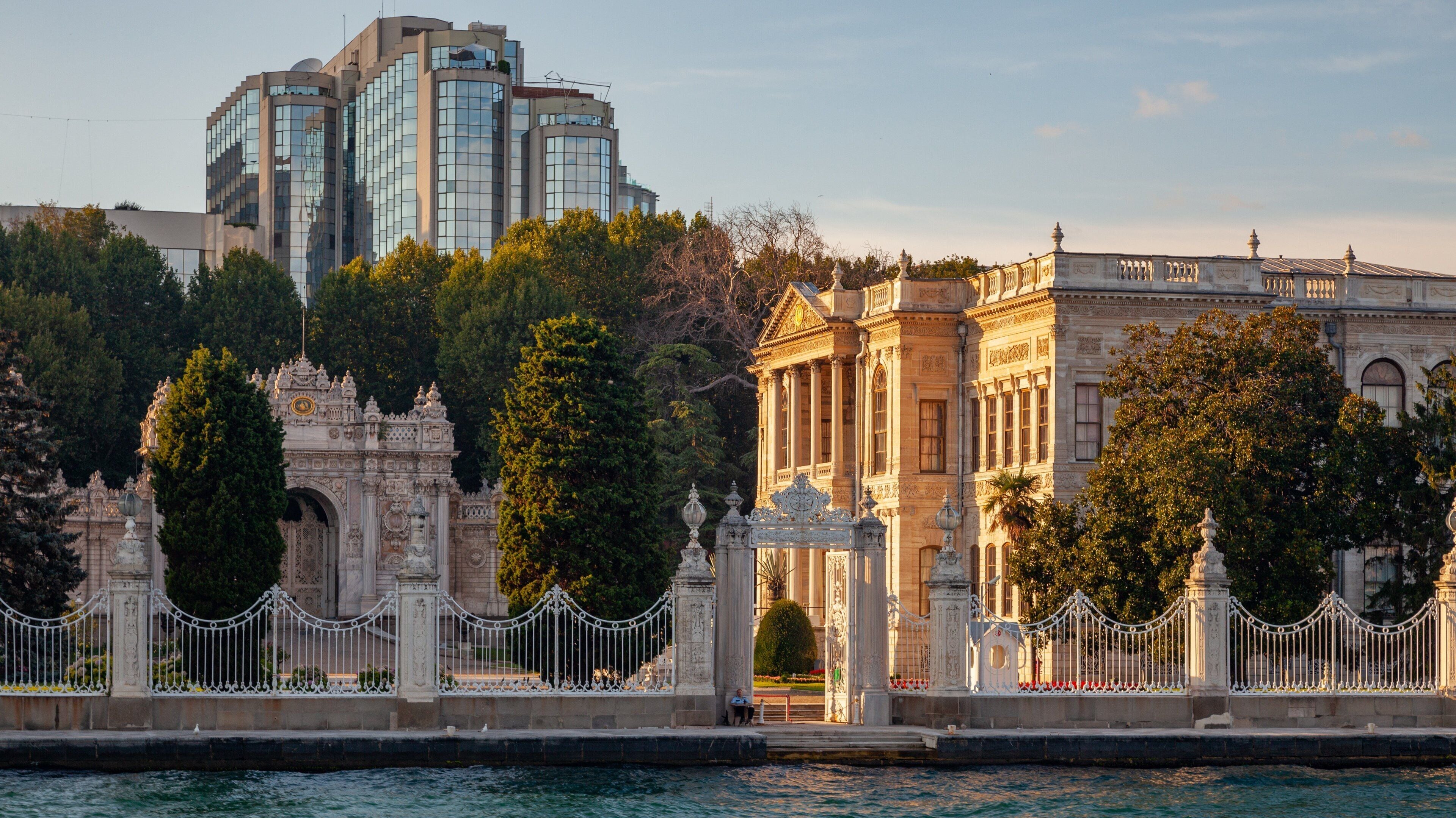 Dolmabahçe Palace which includes heritage architecture, a city and chateau or palace