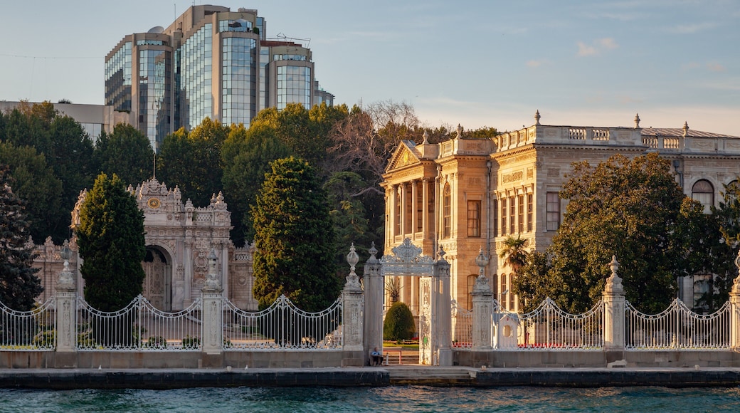 Dolmabahçe Palace which includes heritage architecture, a city and chateau or palace