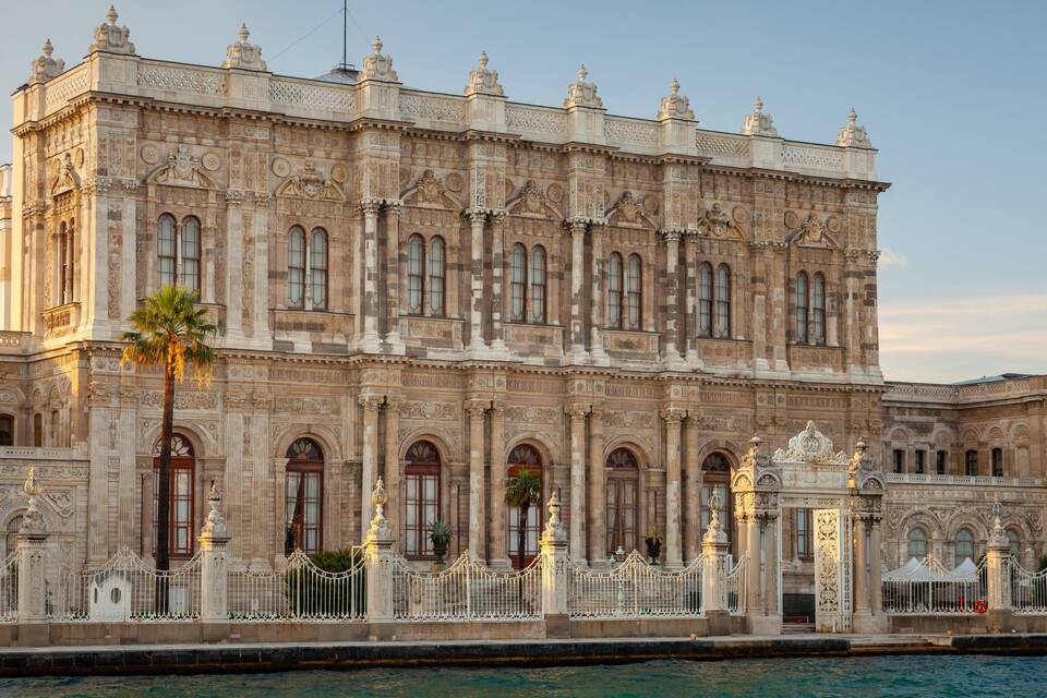 Un edifici majestuós i ricament decorat, amb detalls arquitectònics complexos i una gran entrada d'arc.