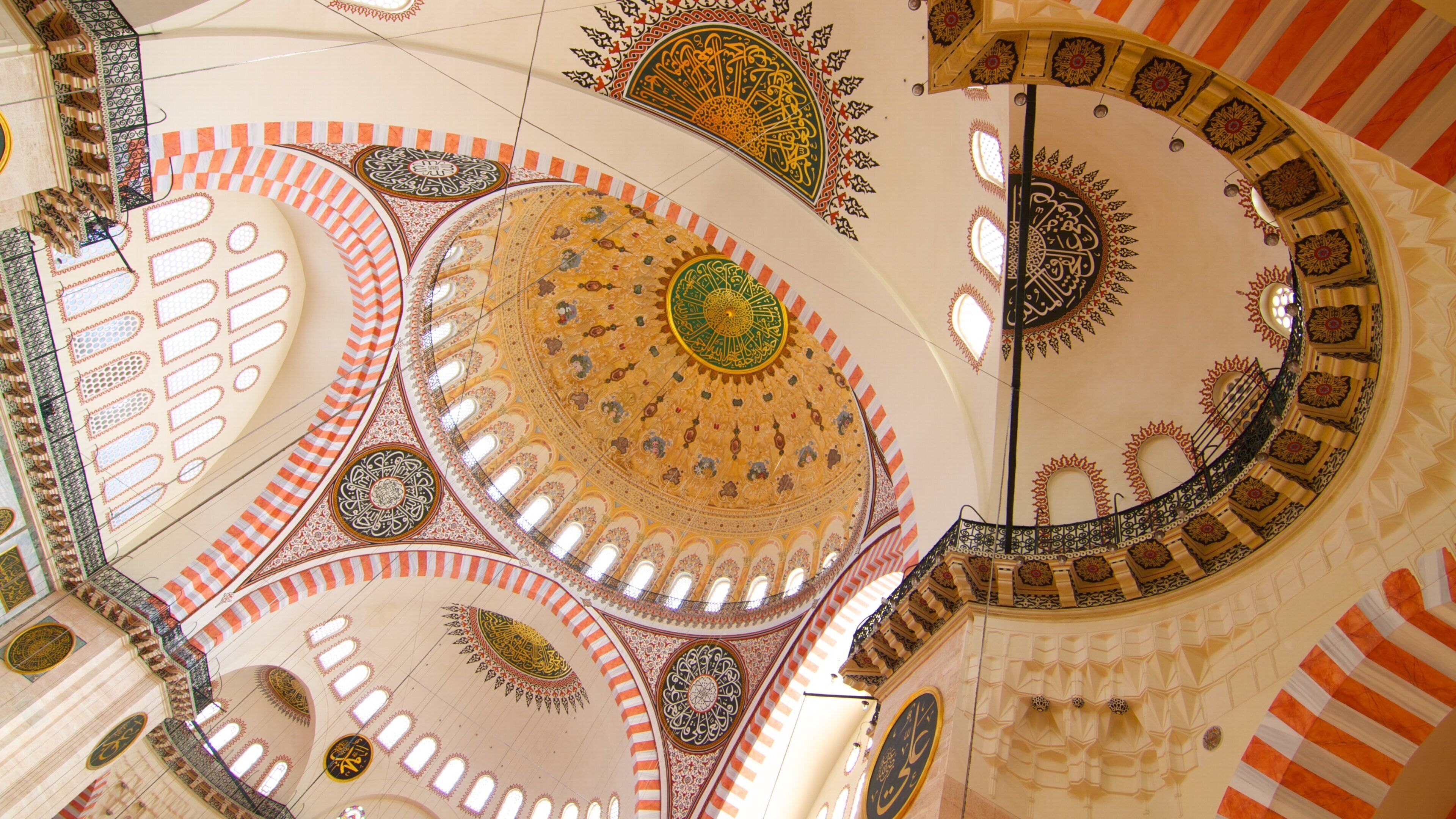 Suleymaniye-moskeen fasiliteter samt moské og innendørs