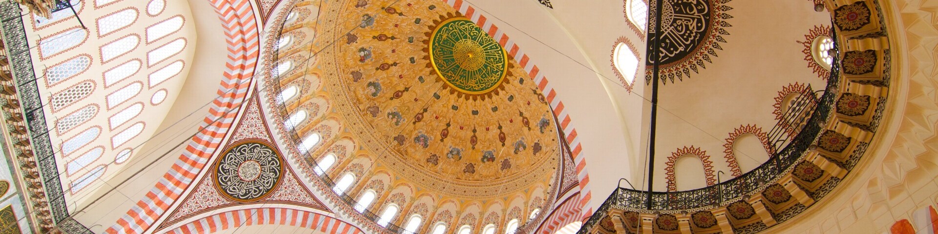 Mezquita de Süleymaniye ofreciendo vista interna y un mezquita