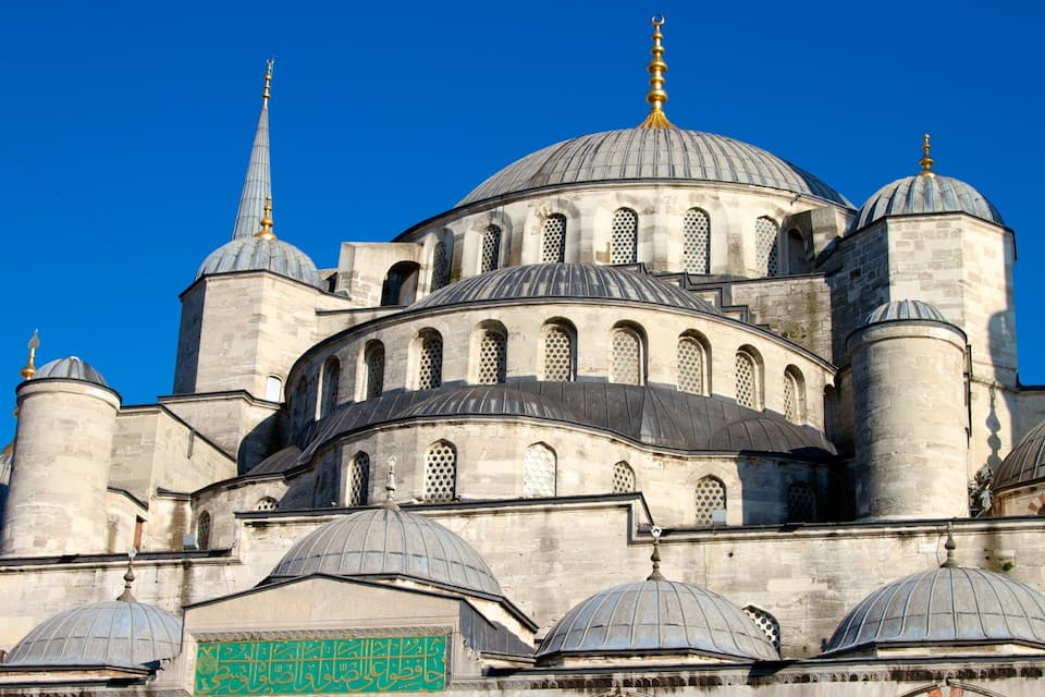Une grande mosquée dotée de plusieurs coupoles et de plusieurs minarets.