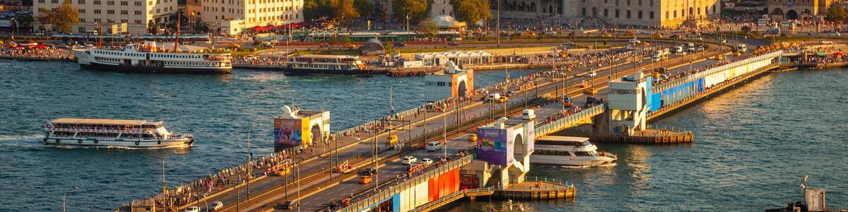 Galataturm das einen Fluss oder Bach, Brücke und Skyline