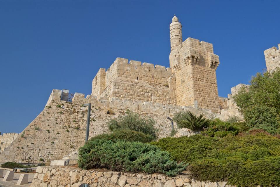 Un castell de pedra històric amb merlets i una escala en espiral.