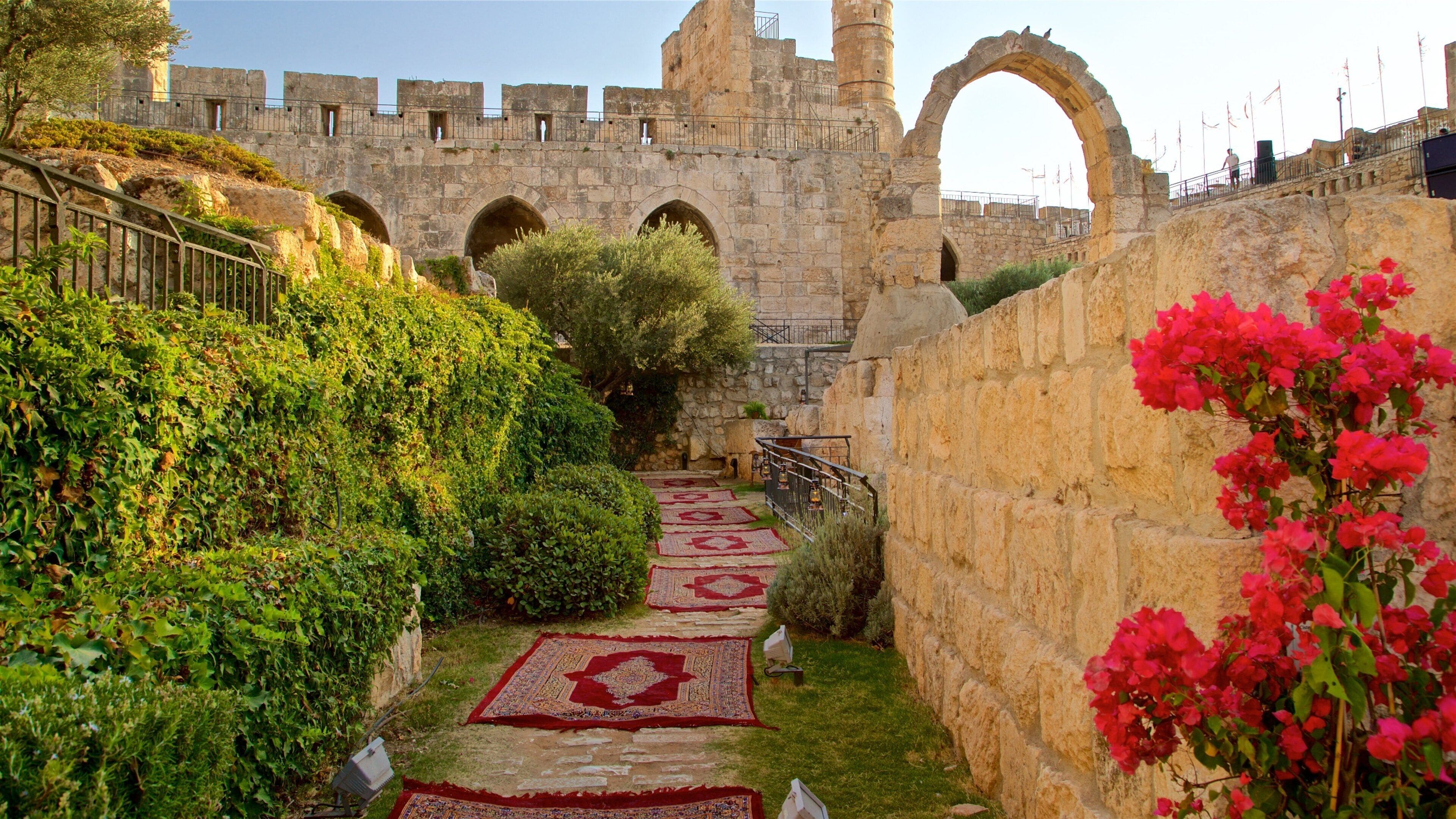 Tower of David Museum of the History of Jerusalem og byder på kulturarvsgenstande, en have og blomster
