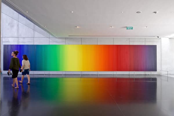 Musée d\'Israël mettant en vedette art et vues intérieures aussi bien que couple