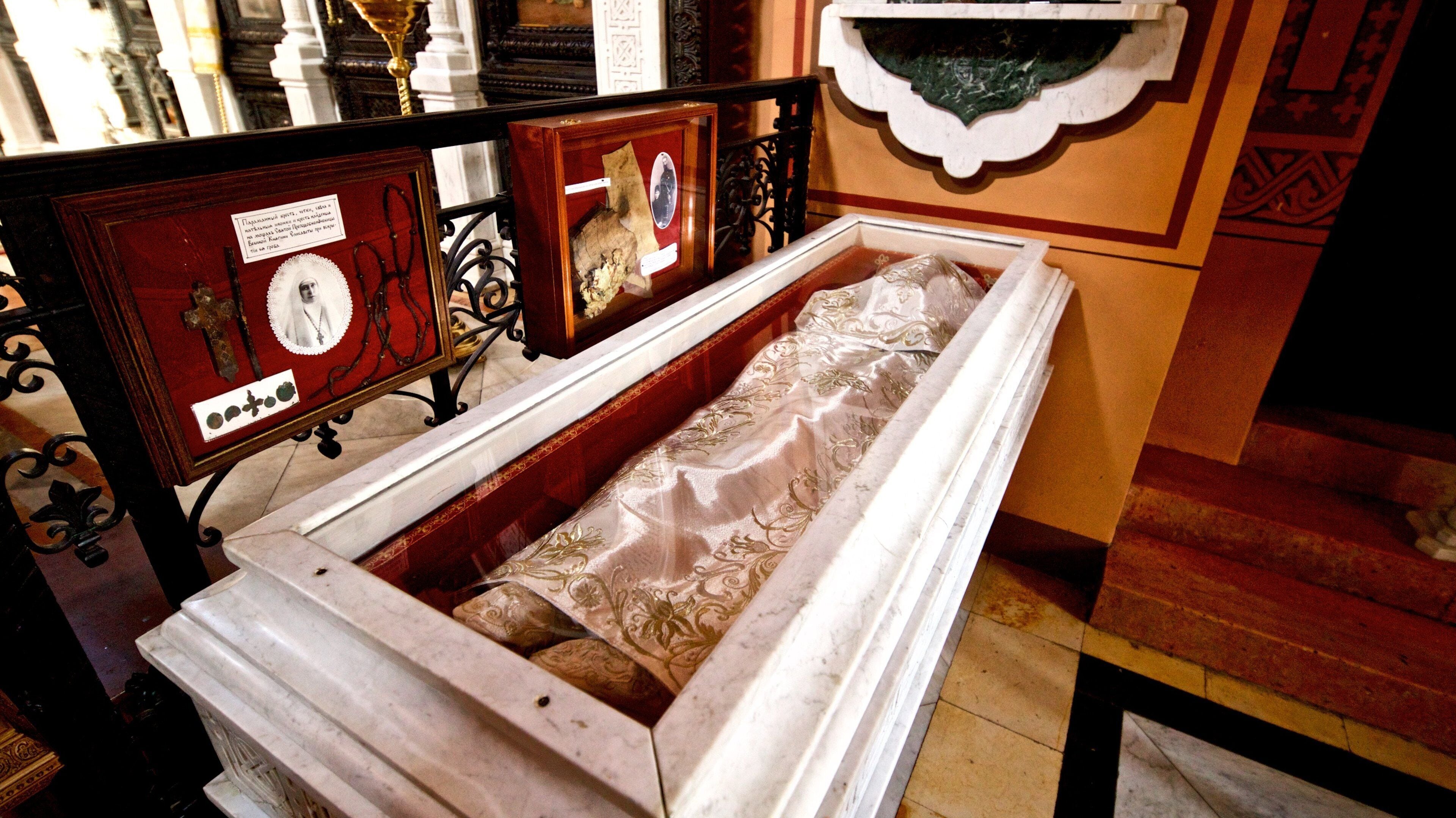 Iglesia de María Magdalena que incluye elementos patrimoniales y vistas de interior