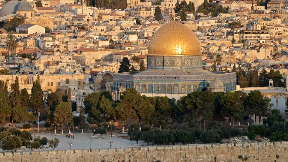 Dome of the Rock which includes heritage architecture, a city and landscape views