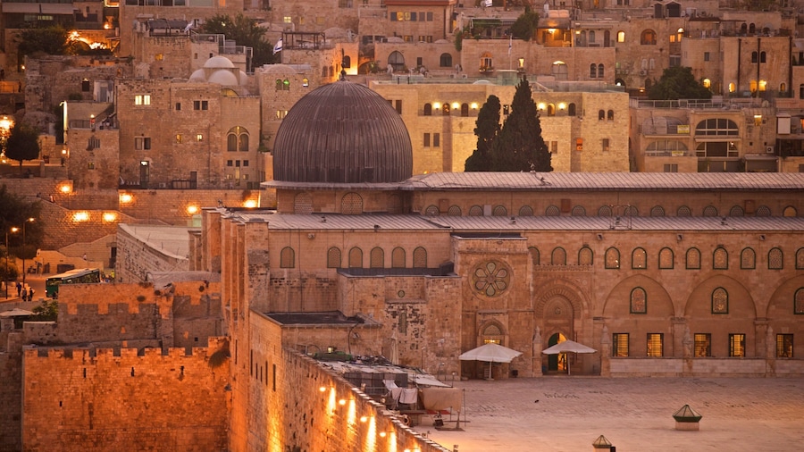 Moschea di Al-Aqsa che include città, vista del paesaggio e architettura d\'epoca