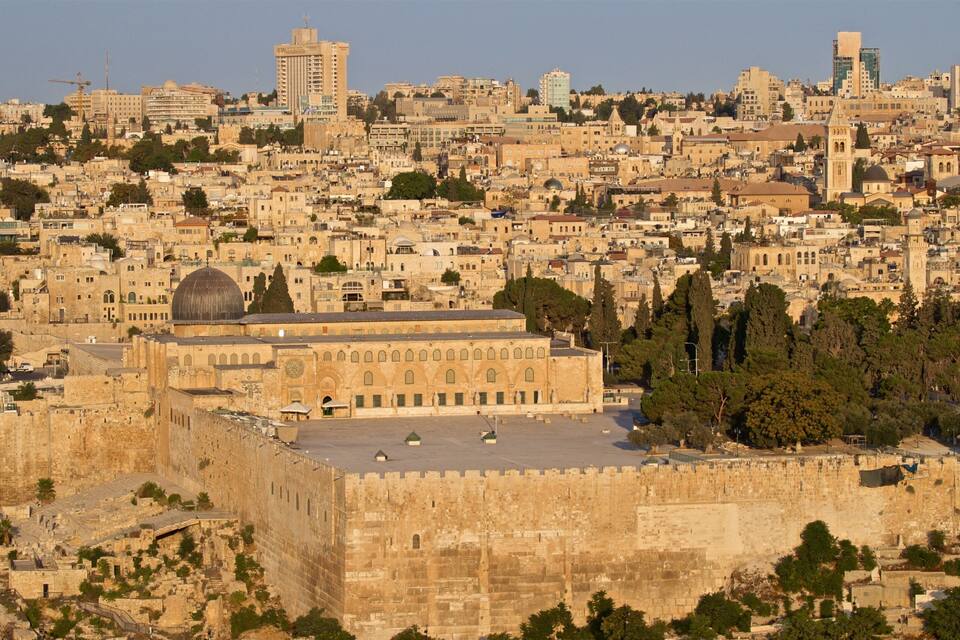 Die Kuppel des Felsens in Jerusalem, umgeben von historischen Gebäuden und einer dichten Stadtlandschaft.