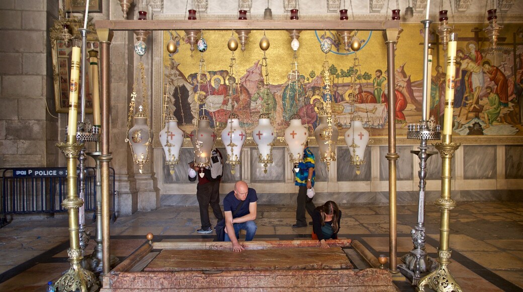 Igreja do Santo Sepulcro mostrando vistas internas e elementos de patrimônio assim como um casal