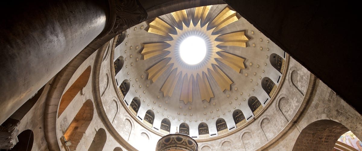 Iglesia del Santo Sepulcro ofreciendo elementos del patrimonio y vistas interiores