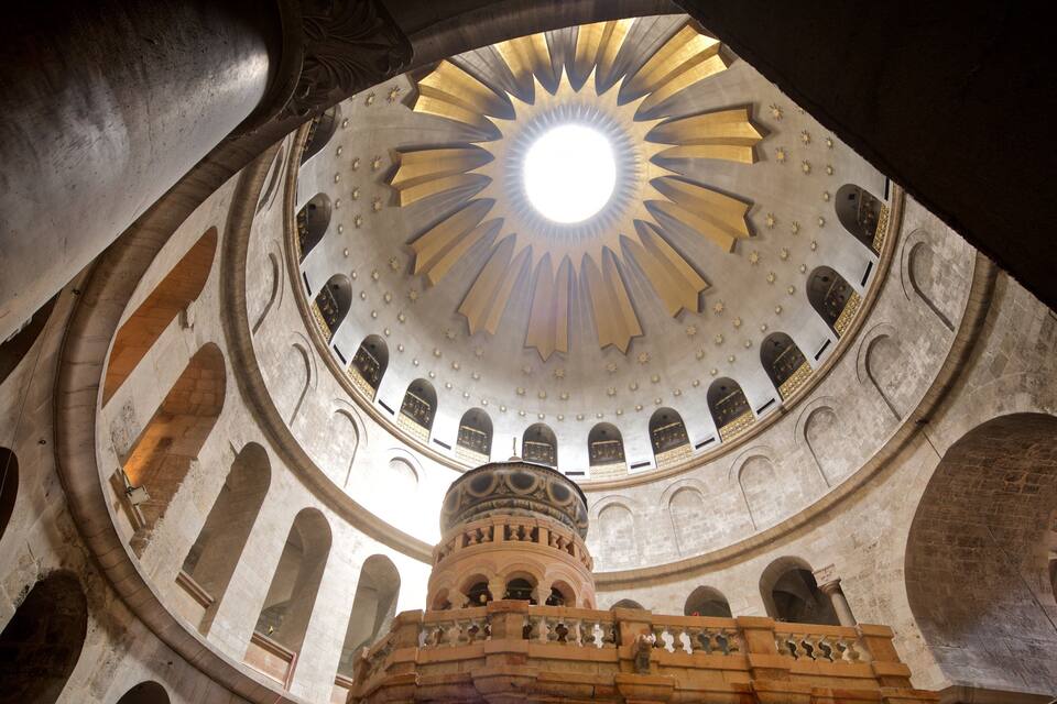 Un vaste intérieur doté d’un dôme central, de fenêtres en arc de cercle et d’une tour imposante.