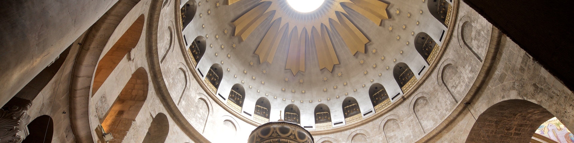 Chiesa del Santo Sepolcro che include vista interna e oggetti d\'epoca