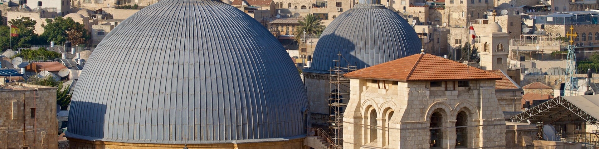Iglesia del Santo Sepulcro que incluye vistas panorámicas y una ciudad