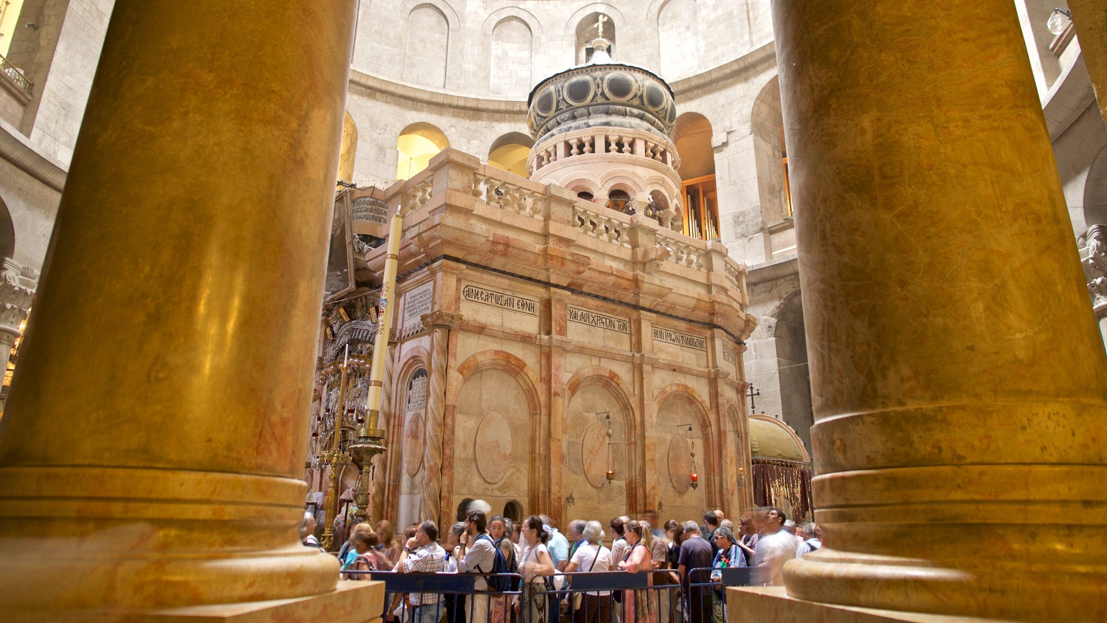Igreja do Santo Sepulcro caracterizando elementos de patrimônio, uma igreja ou catedral e vistas internas