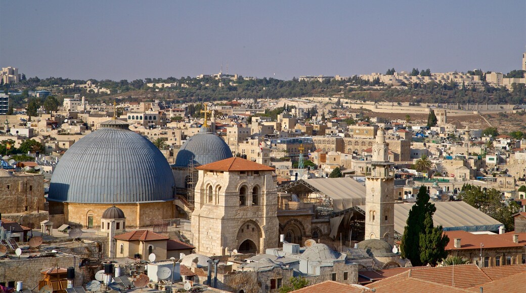Igreja do Santo Sepulcro que inclui uma cidade e paisagem