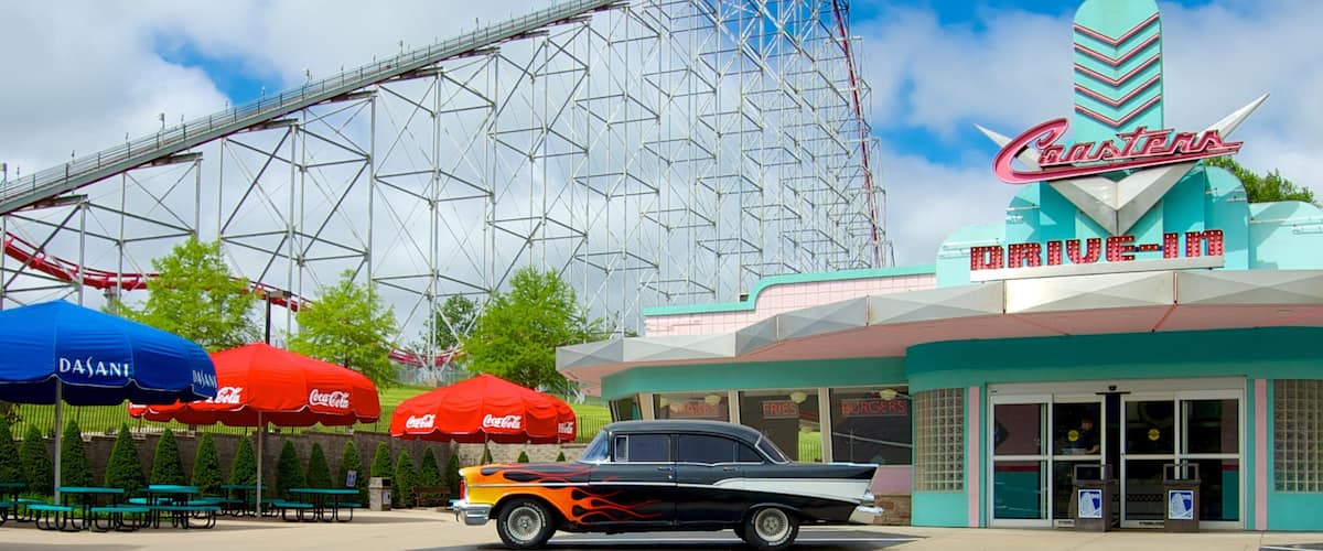 Worlds of Fun Amusement Park featuring kahvilaelämä, kyltit ja matkat