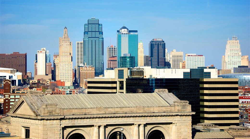 Liberty Memorial showing a skyscraper, landscape views and a city